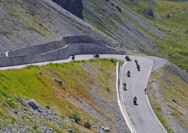 Rutas en moto ADV por regiones: Las mejores rutas en los Alpes