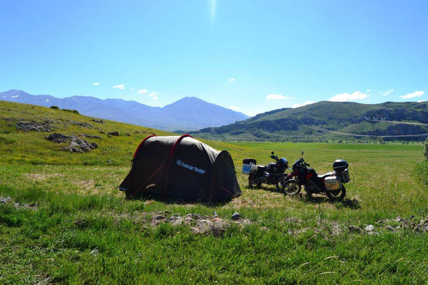 Cómo Elegir el Lugar Ideal Para Acampar Con Tu Moto: Los 10 Tips Top
